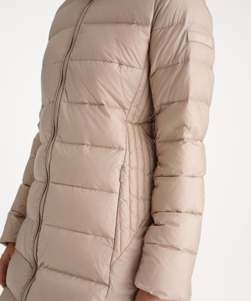 モデル身長175cm、着用サイズ2、着用カラーL.BEIGE