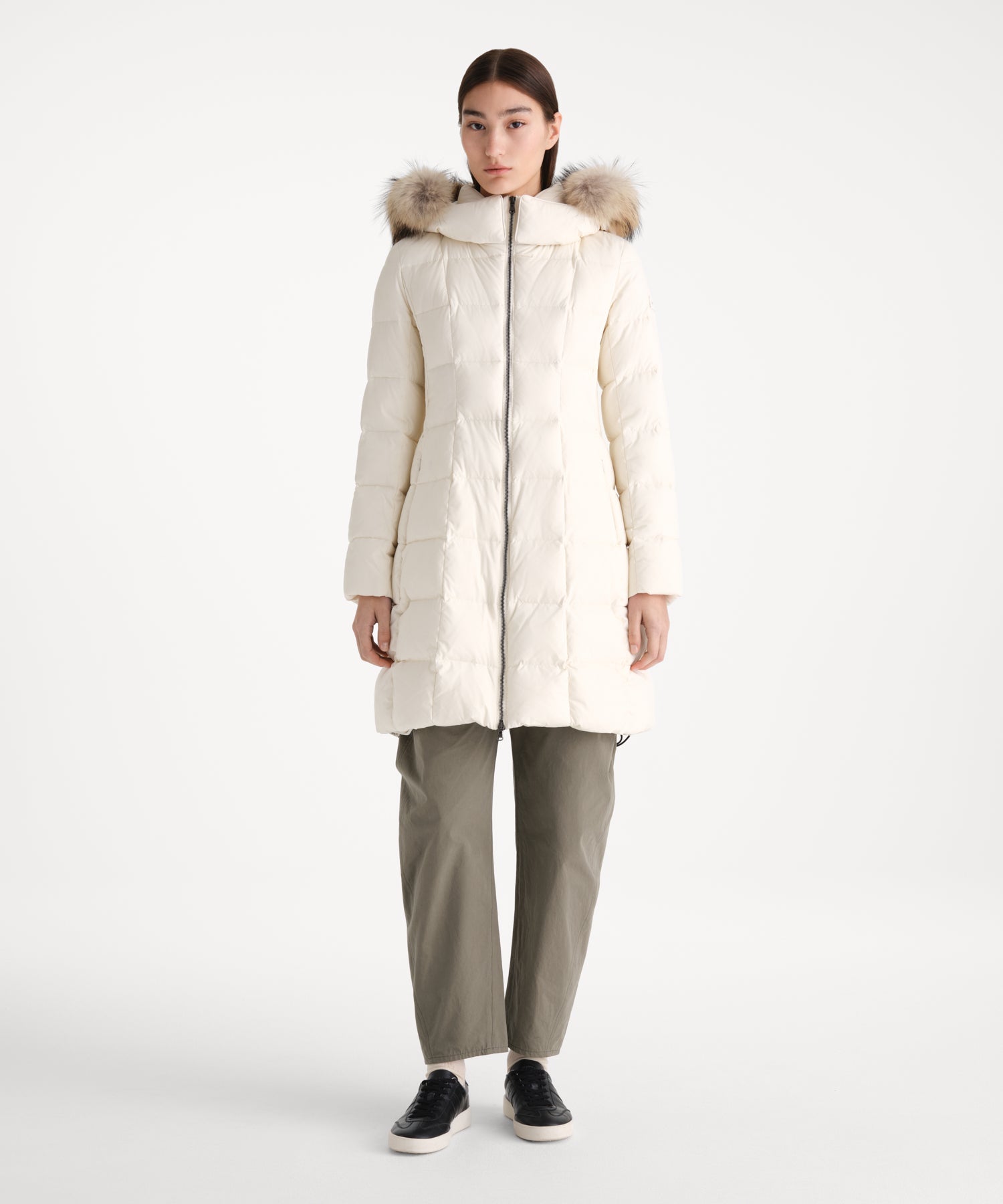 モデル身長176cm、着用サイズ2、着用カラーIVORY
