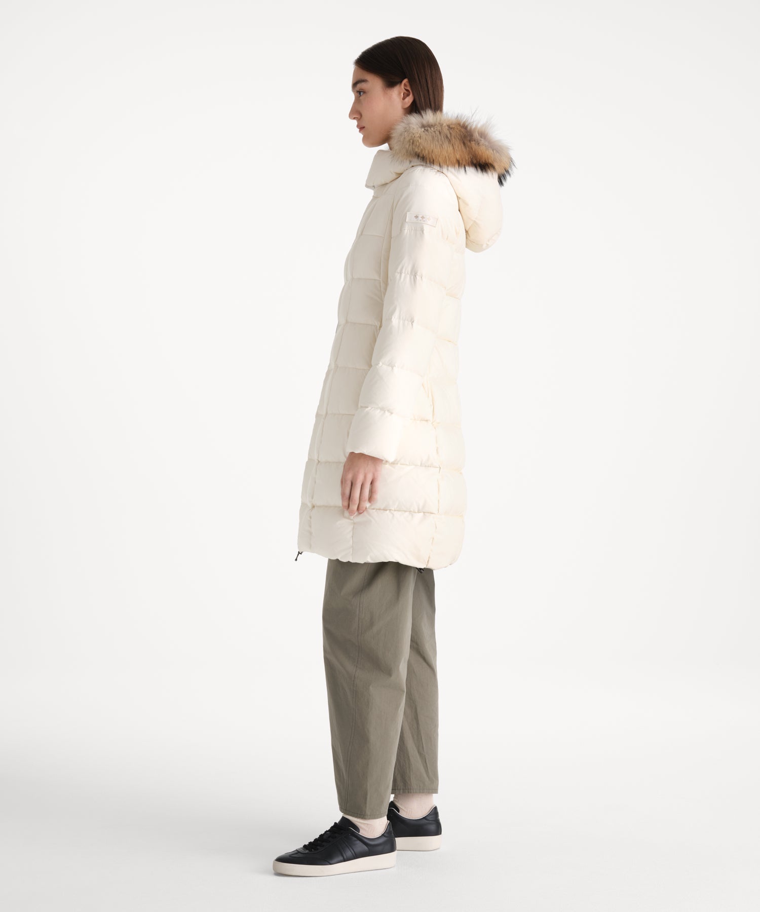 モデル身長176cm、着用サイズ2、着用カラーIVORY