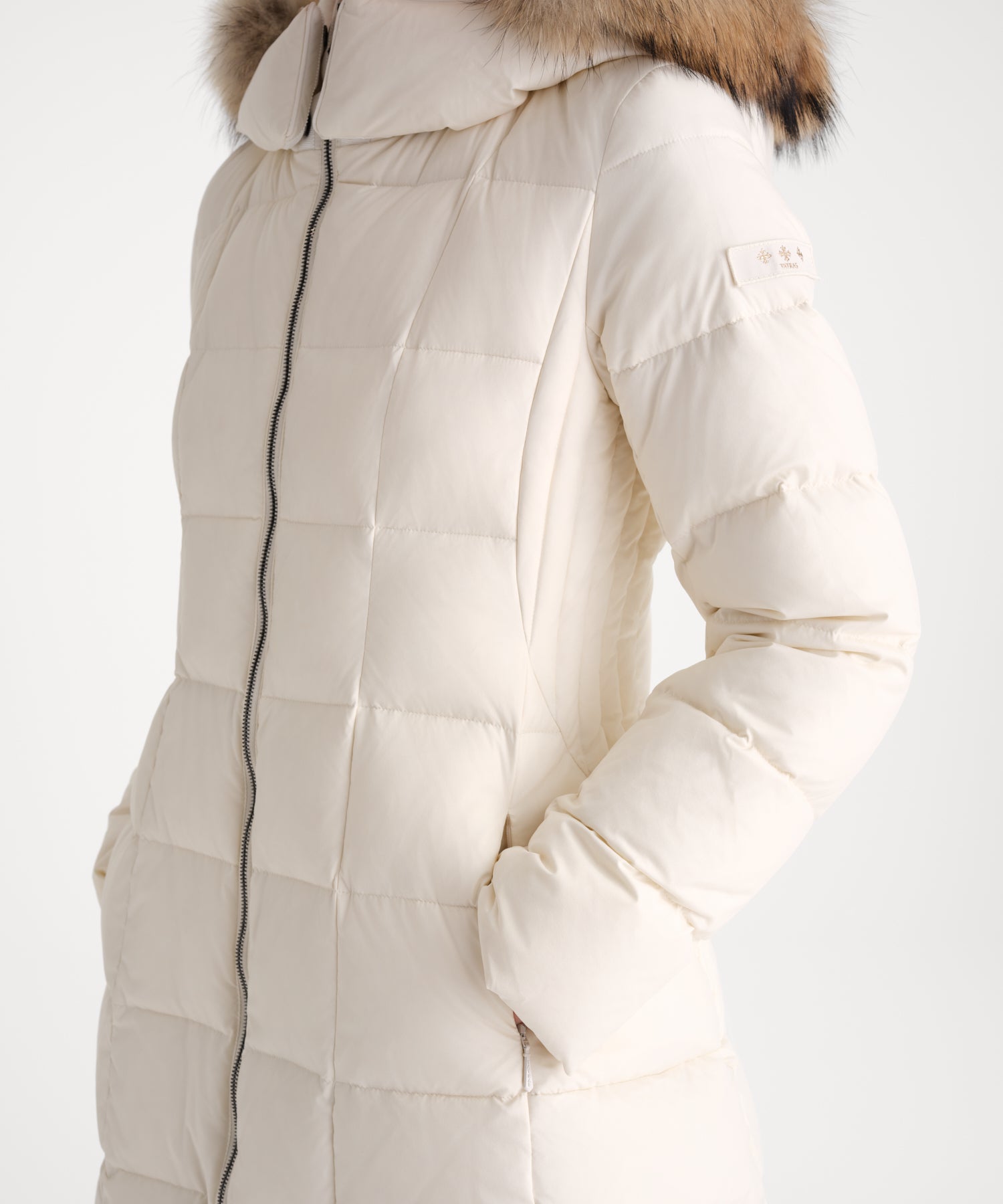 モデル身長176cm、着用サイズ2、着用カラーIVORY