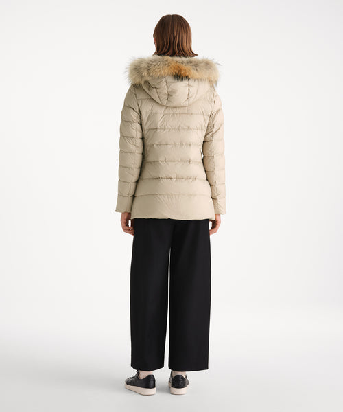 モデル身長175cm、着用サイズ2、着用カラーL.BEIGE