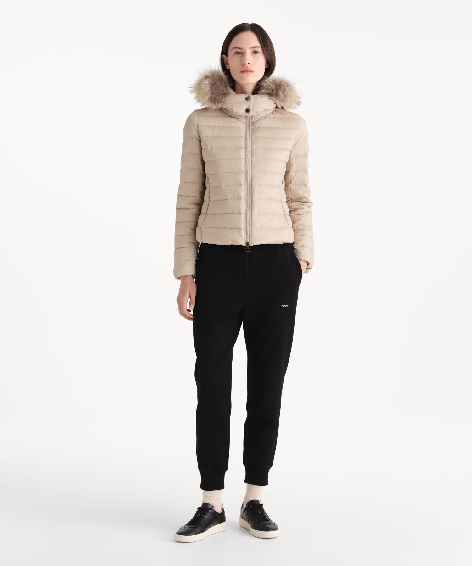 モデル身長176cm、着用サイズ2、着用カラーL.BEIGE