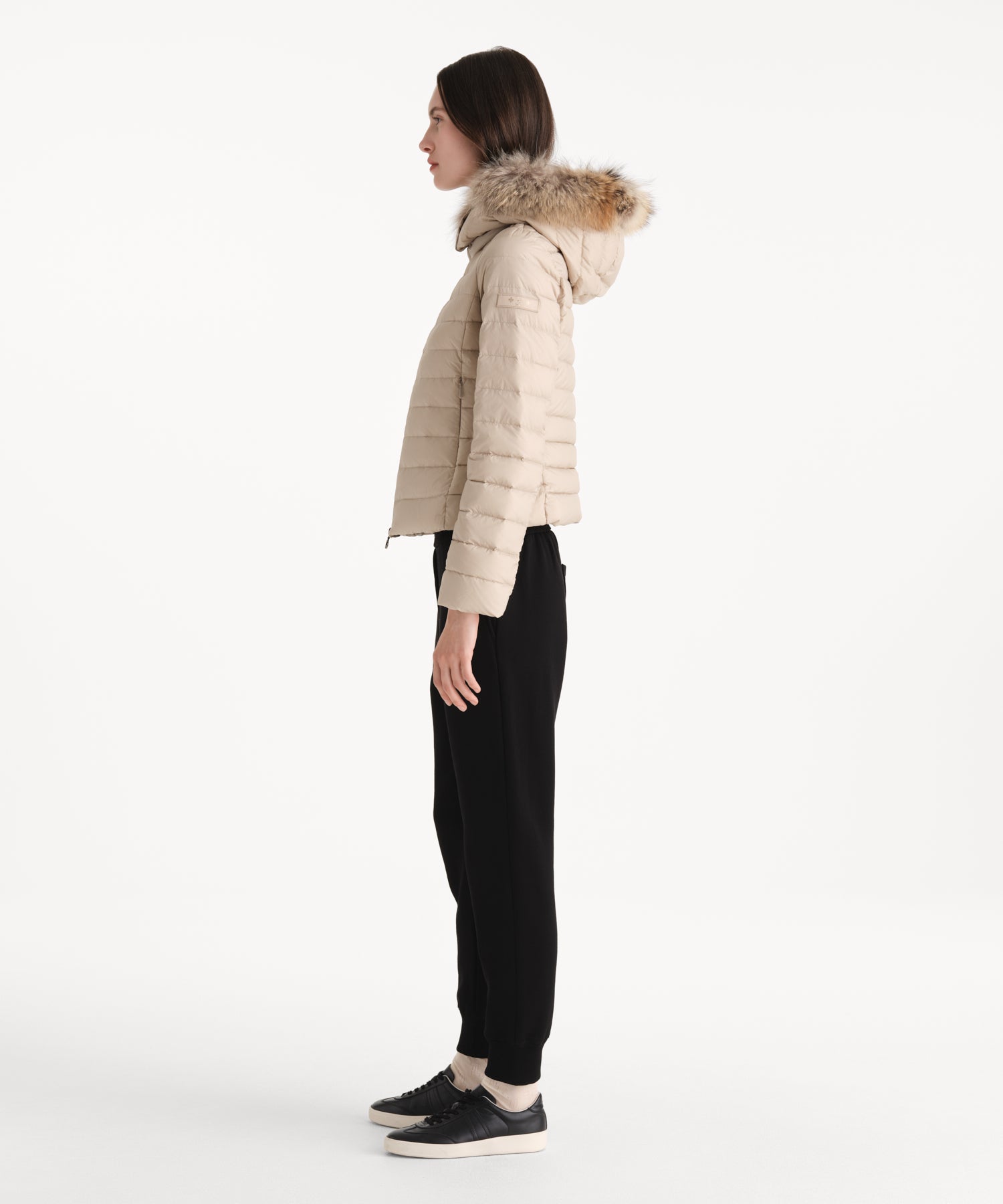 モデル身長176cm、着用サイズ2、着用カラーL.BEIGE