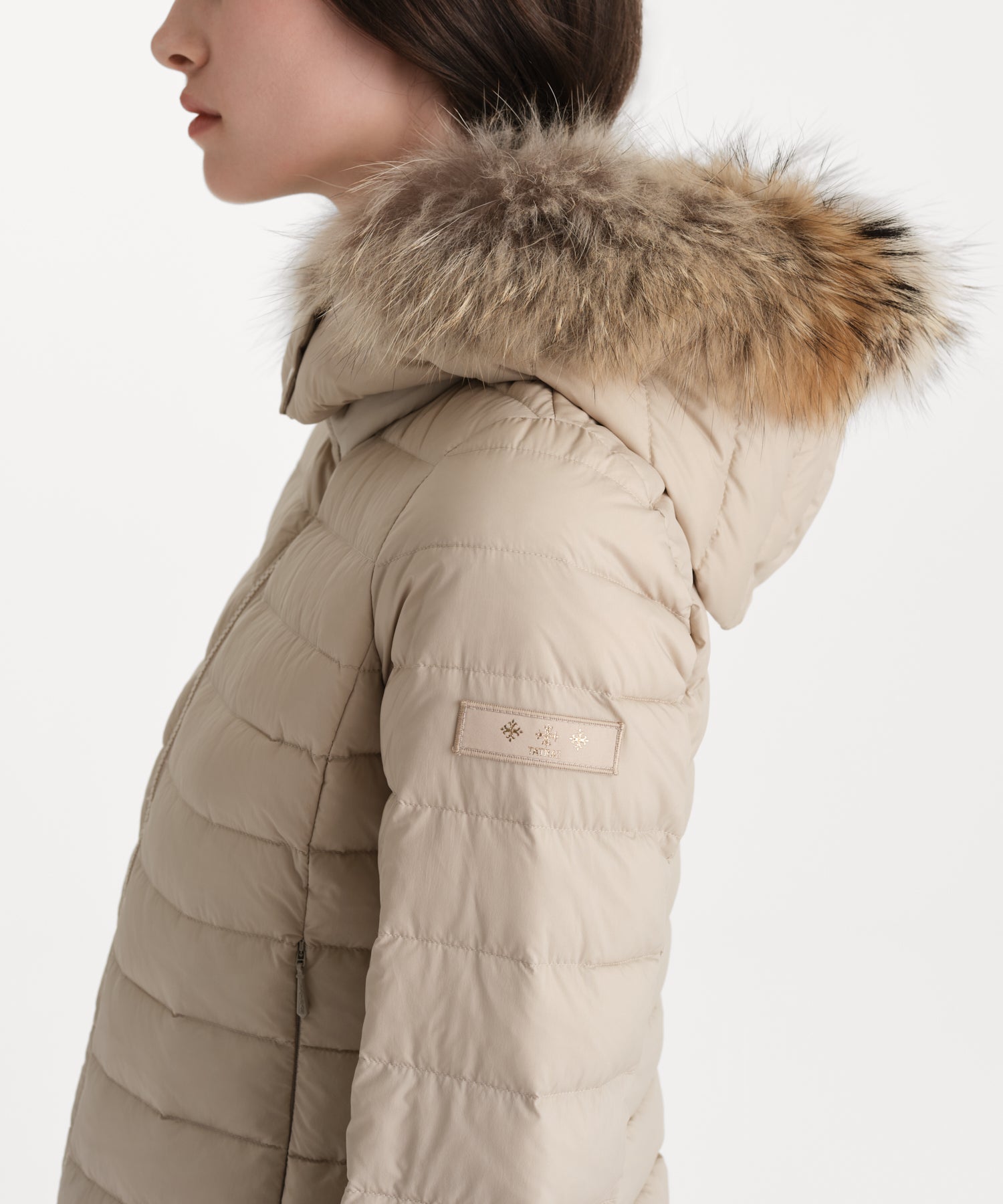 モデル身長176cm、着用サイズ2、着用カラーL.BEIGE