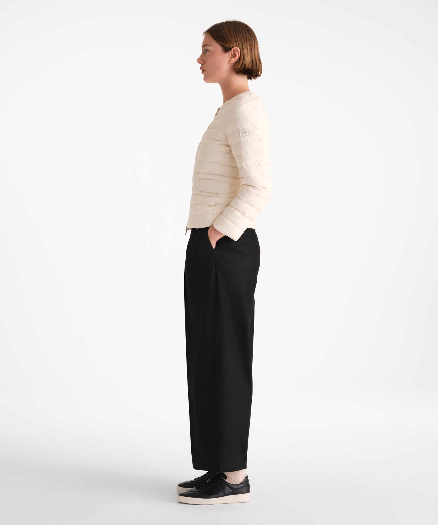 モデル身長175cm、着用サイズ2、着用カラーIVORY