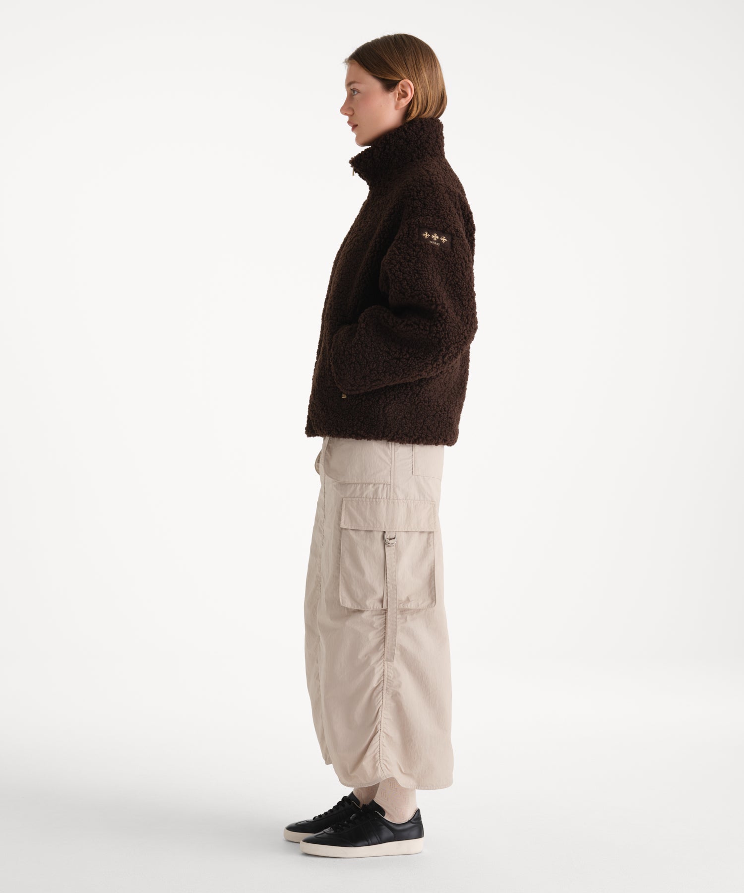 モデル身長175cm、着用サイズ2、着用カラーBROWN
