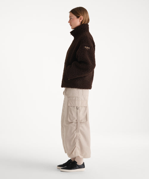 モデル身長175cm、着用サイズ2、着用カラーBROWN