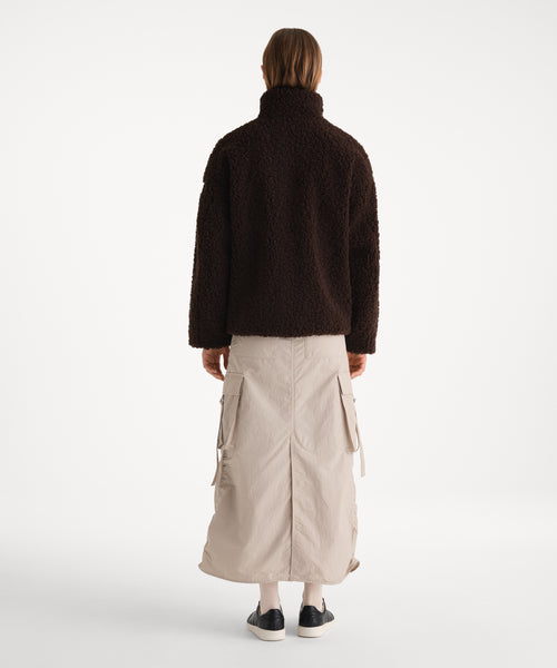 モデル身長175cm、着用サイズ2、着用カラーBROWN