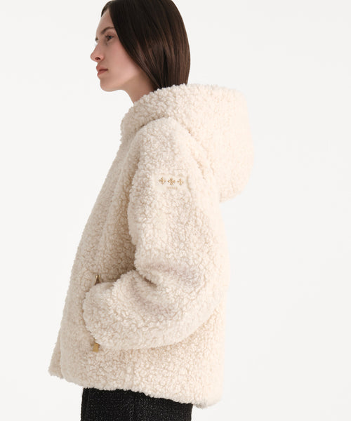 モデル身長176cm、着用サイズ2、着用カラーIVORY