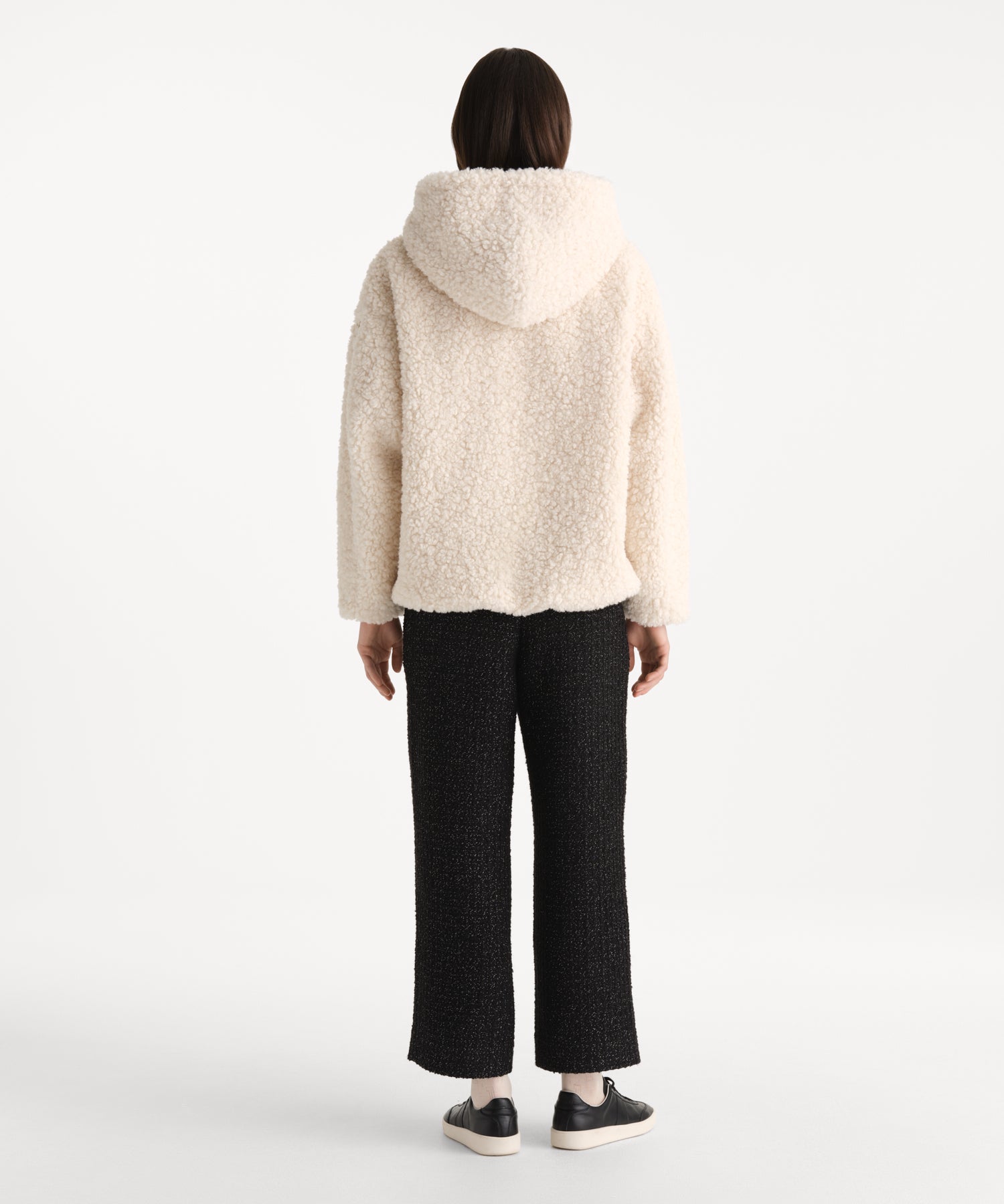 モデル身長176cm、着用サイズ2、着用カラーIVORY