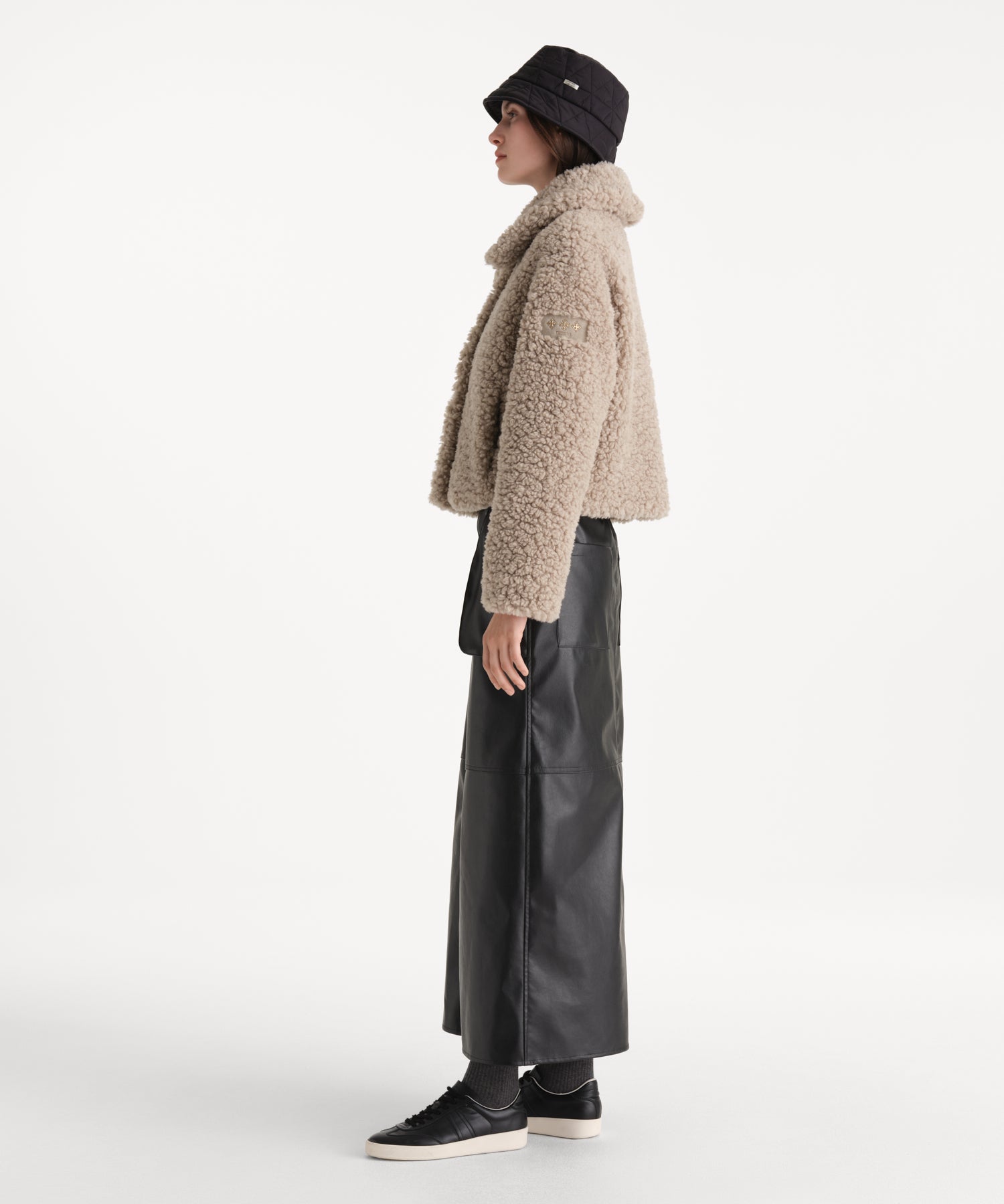 モデル身長176cm、着用サイズ2、着用カラーL.GRAY