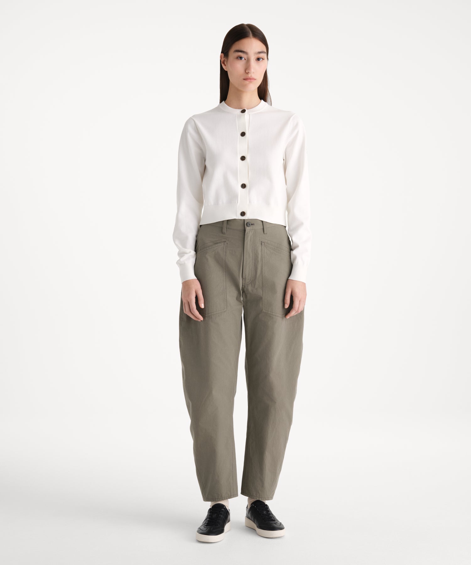 モデル身長176cm、着用サイズ2、着用カラーIVORY