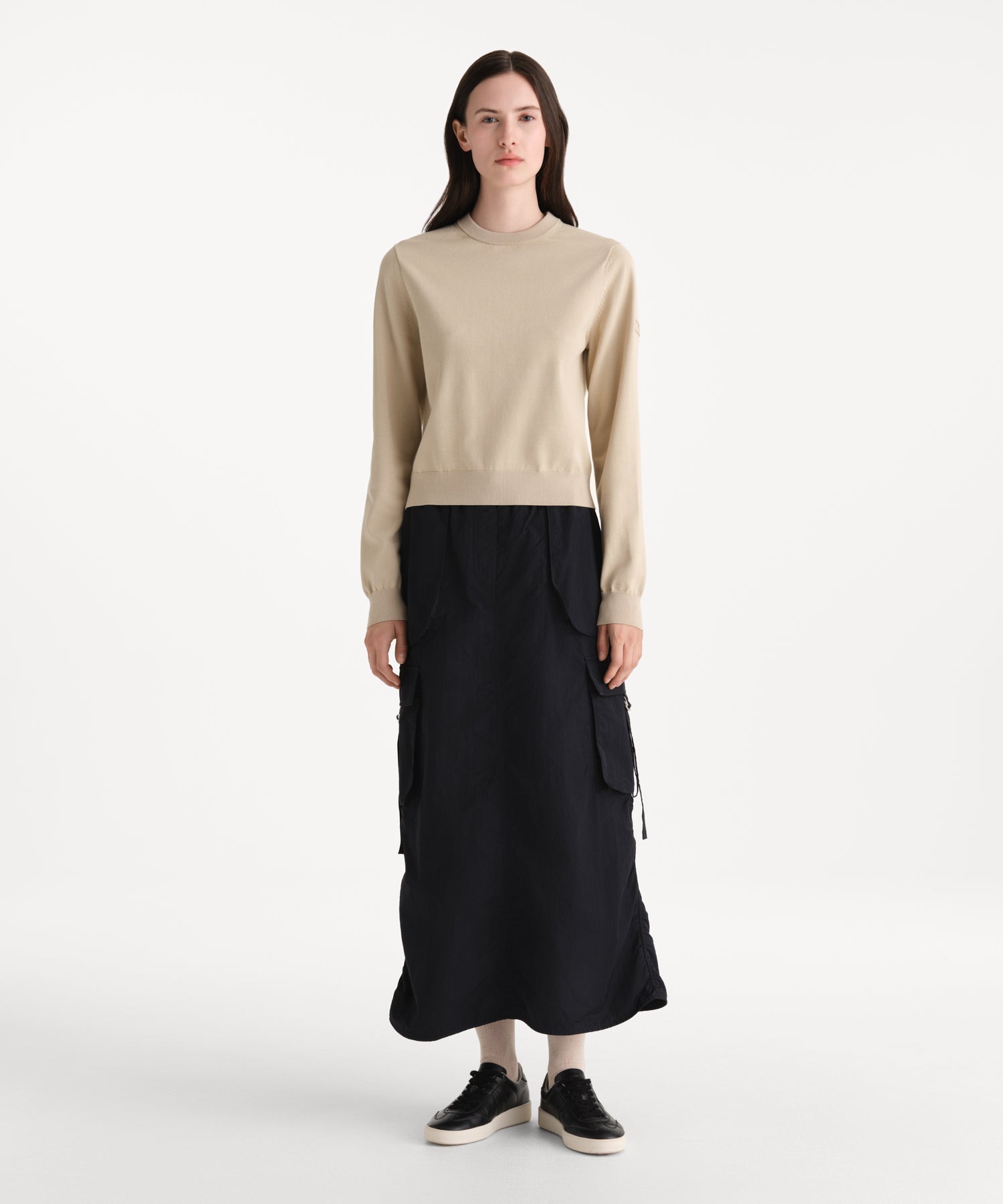 モデル身長176cm、着用サイズ2、着用カラーL.BEIGE