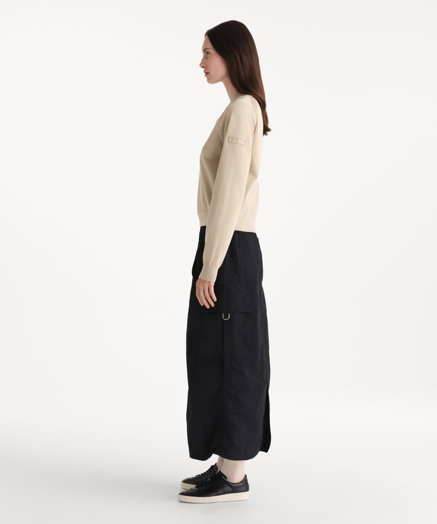 モデル身長176cm、着用サイズ2、着用カラーL.BEIGE