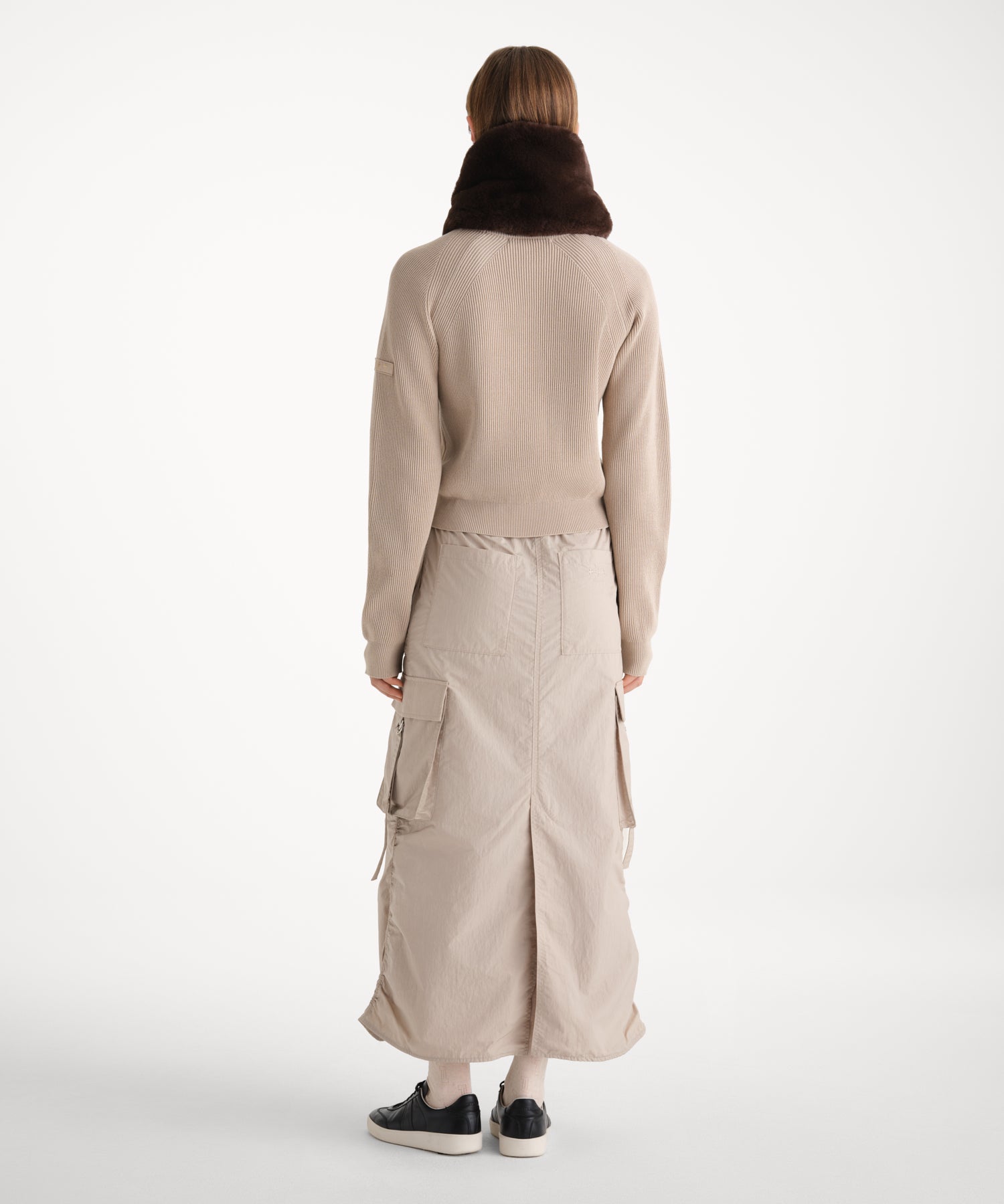 モデル身長175cm、着用サイズF、着用カラーBROWN