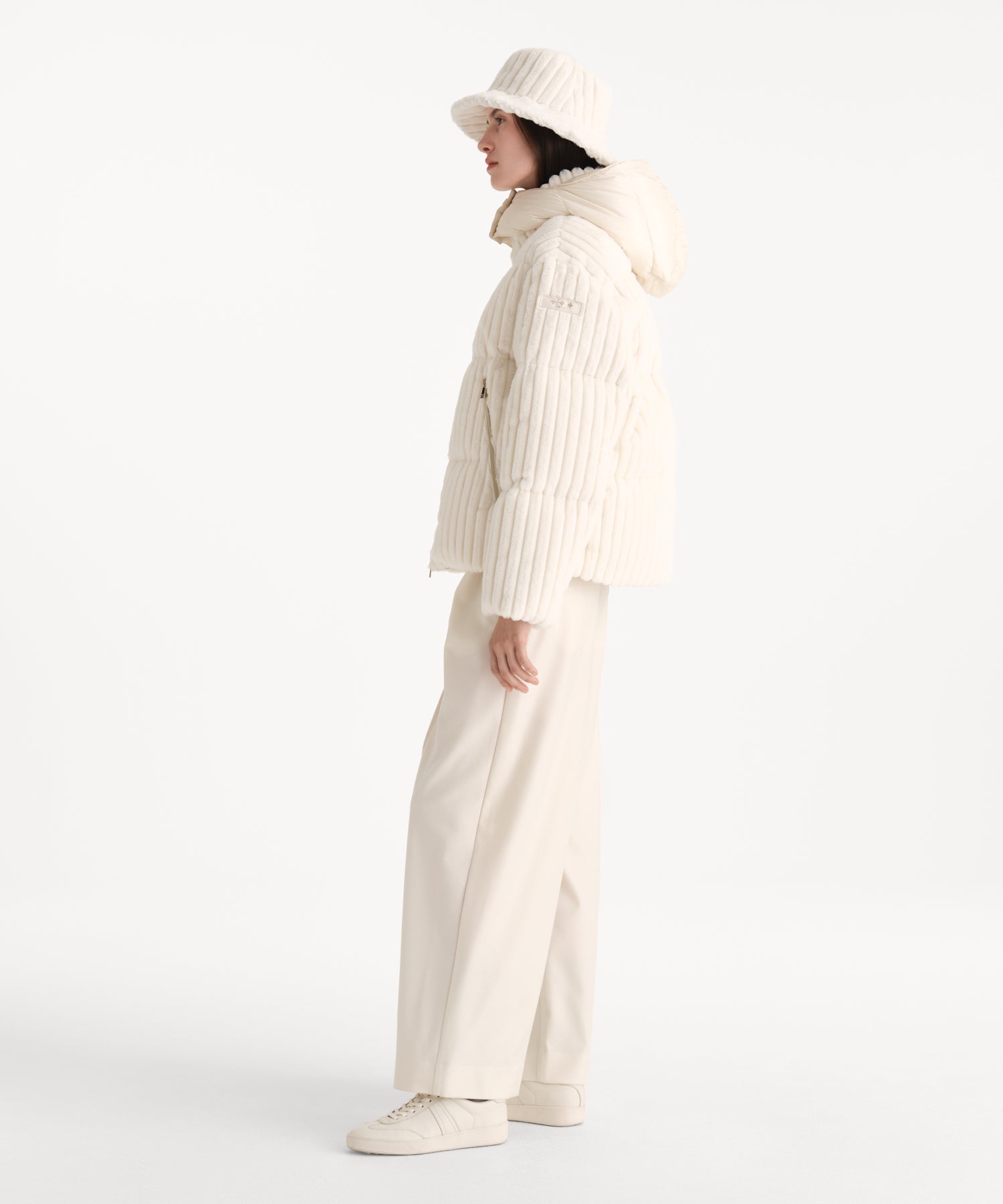 モデル身長176cm、着用サイズ2、着用カラーIVORY
