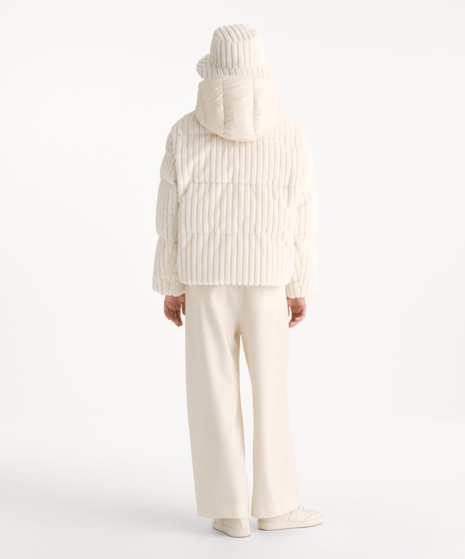 モデル身長176cm、着用サイズ2、着用カラーIVORY