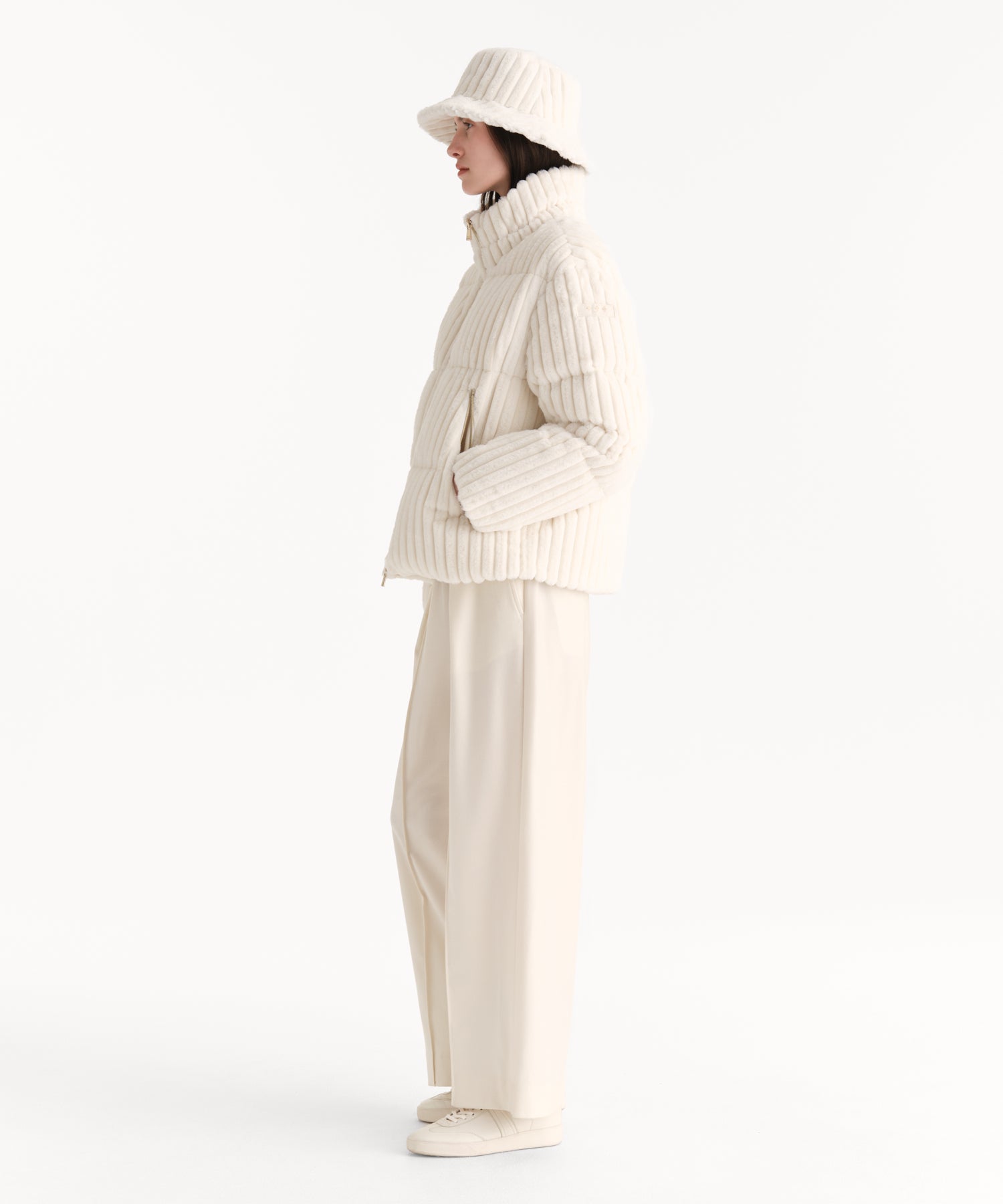 モデル身長176cm、着用サイズF、着用カラーIVORY