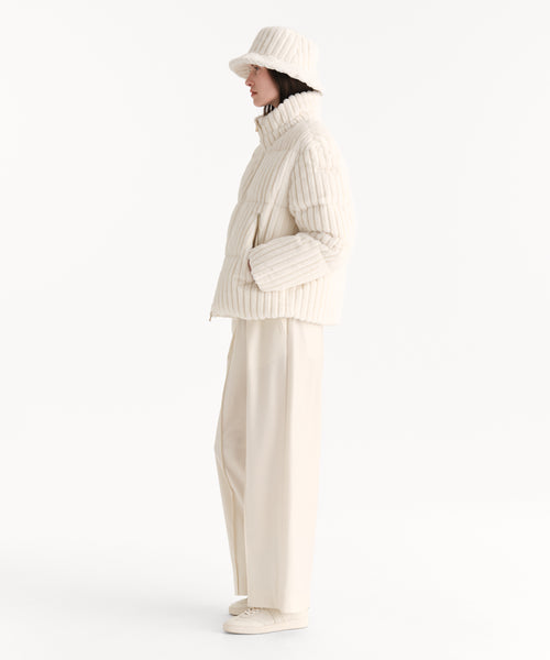 モデル身長176cm、着用サイズF、着用カラーIVORY