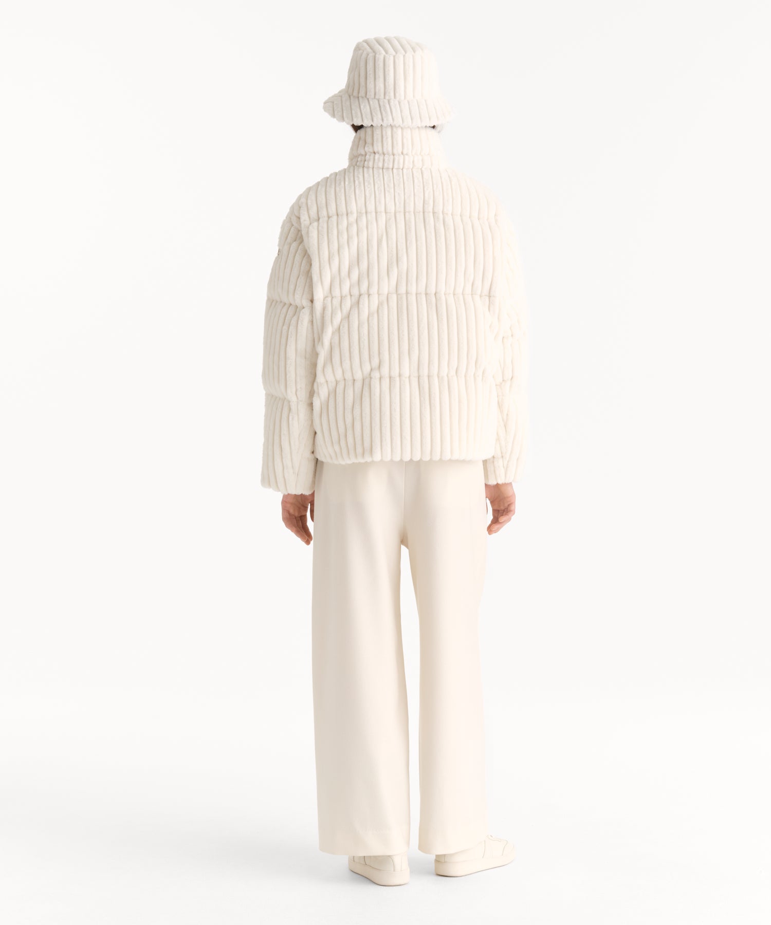 モデル身長176cm、着用サイズF、着用カラーIVORY