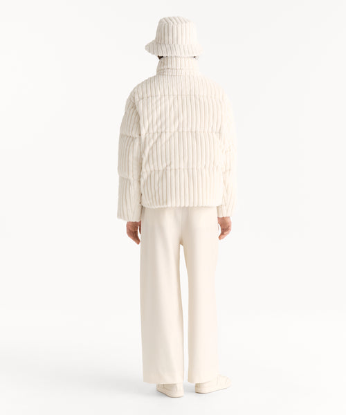モデル身長176cm、着用サイズF、着用カラーIVORY