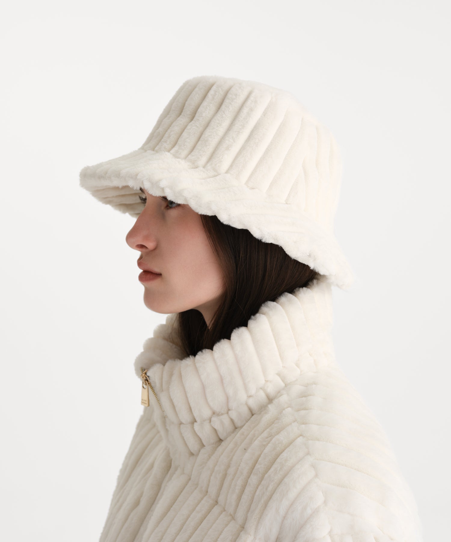 モデル身長176cm、着用サイズF、着用カラーIVORY