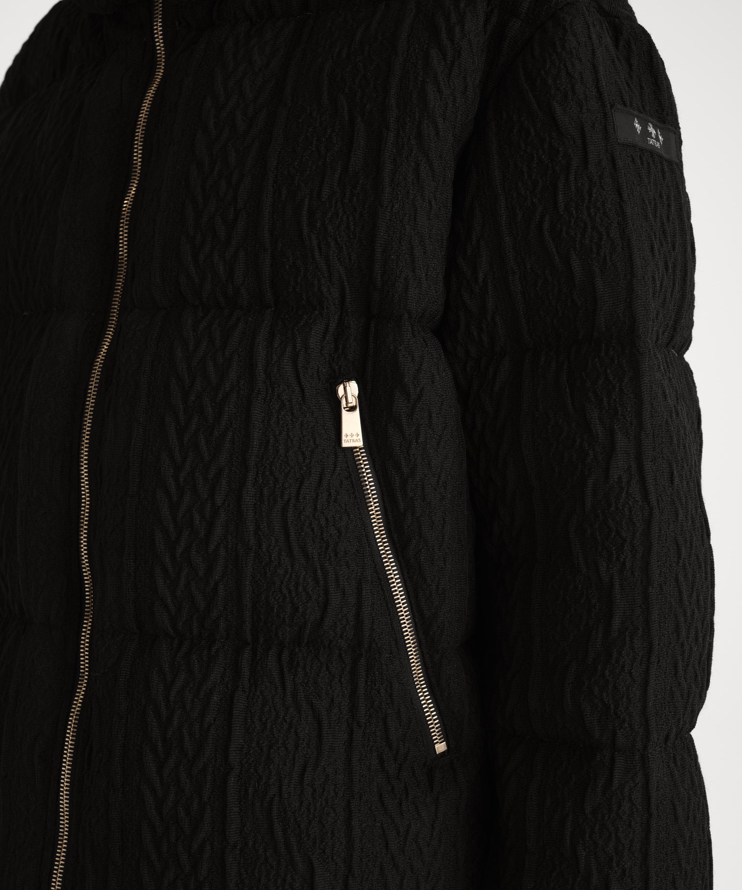 モデル身長175cm、着用サイズ2、着用カラーBLACK