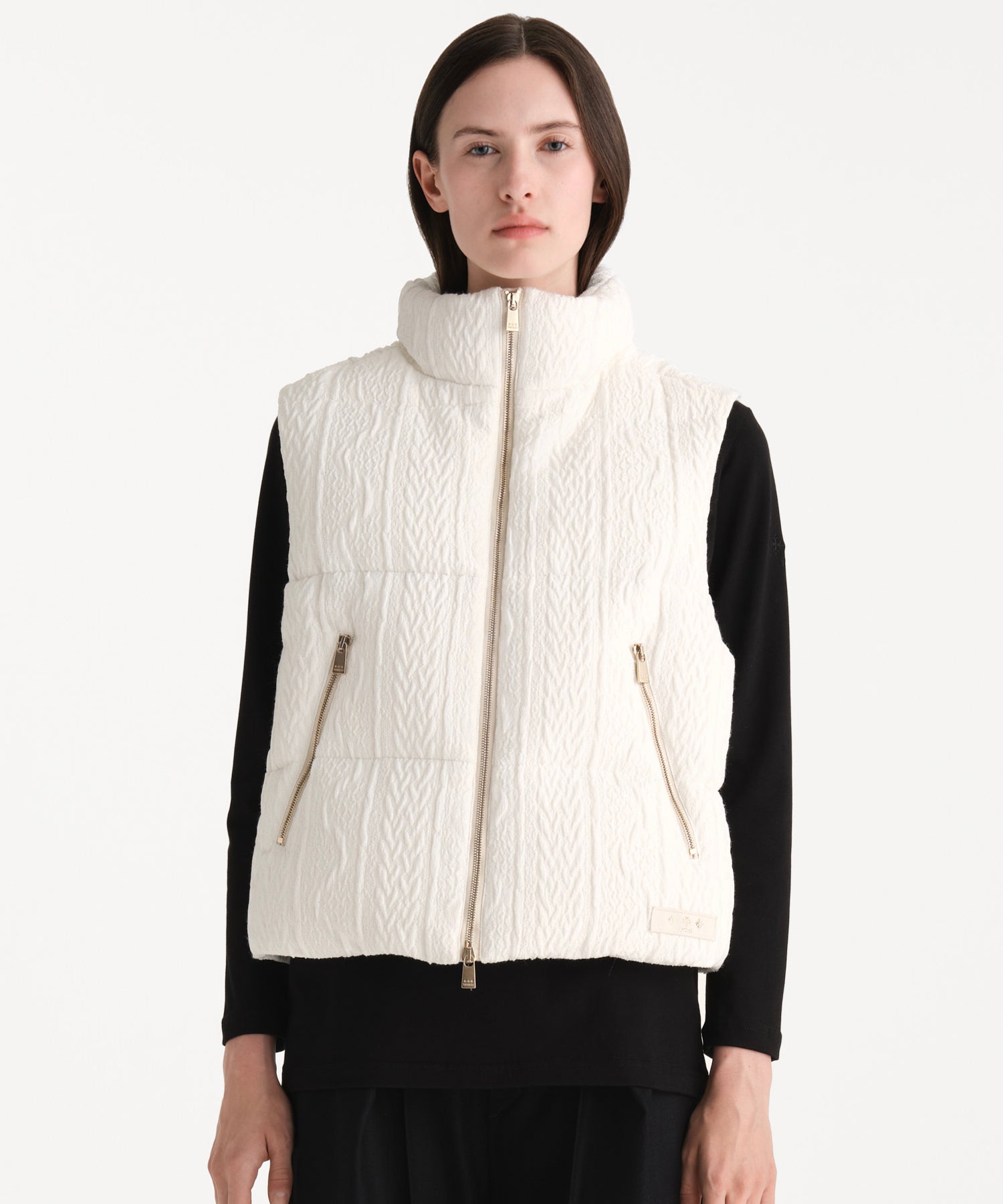 モデル身長176cm、着用サイズ2、着用カラーIVORY