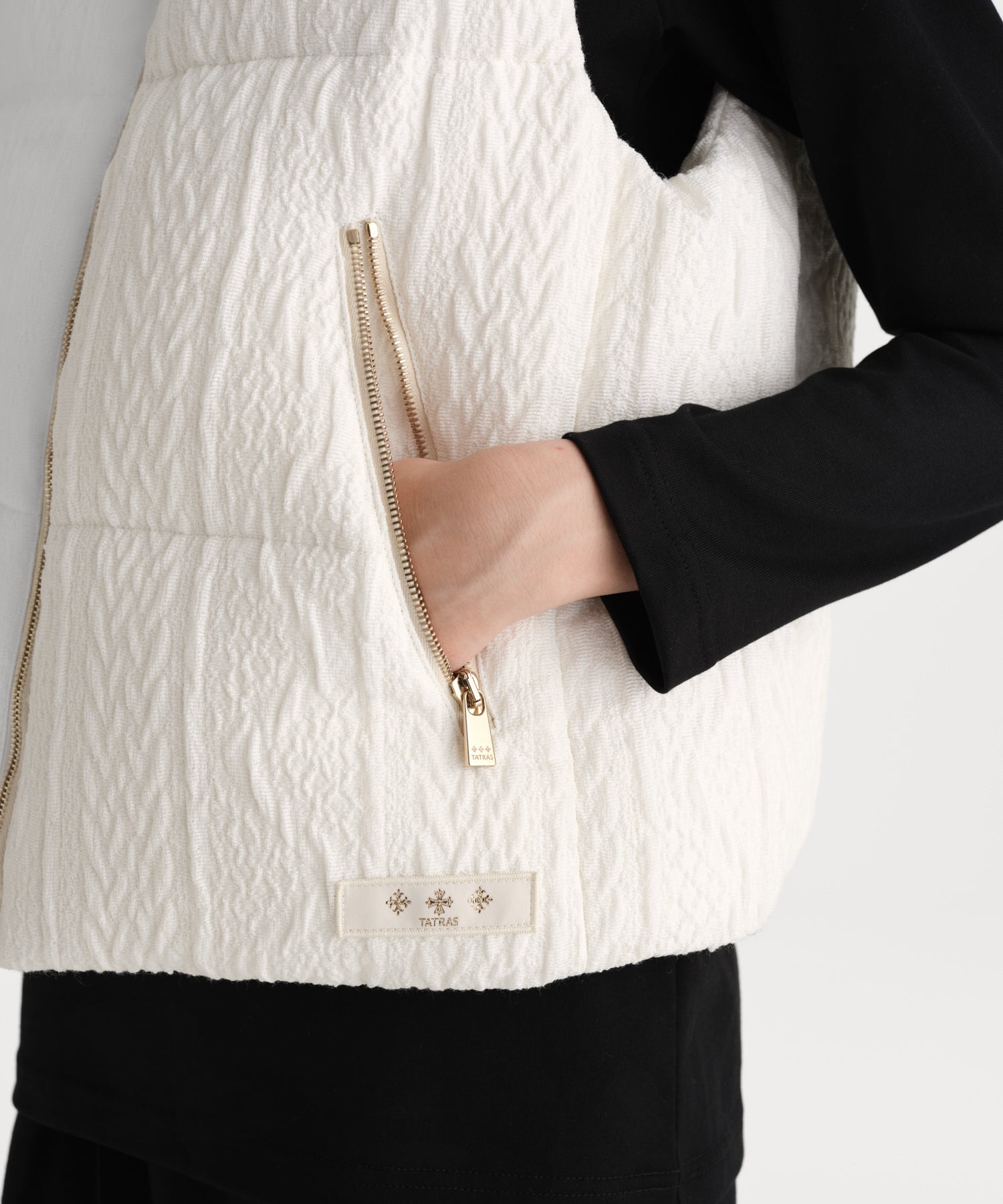 モデル身長176cm、着用サイズ2、着用カラーIVORY