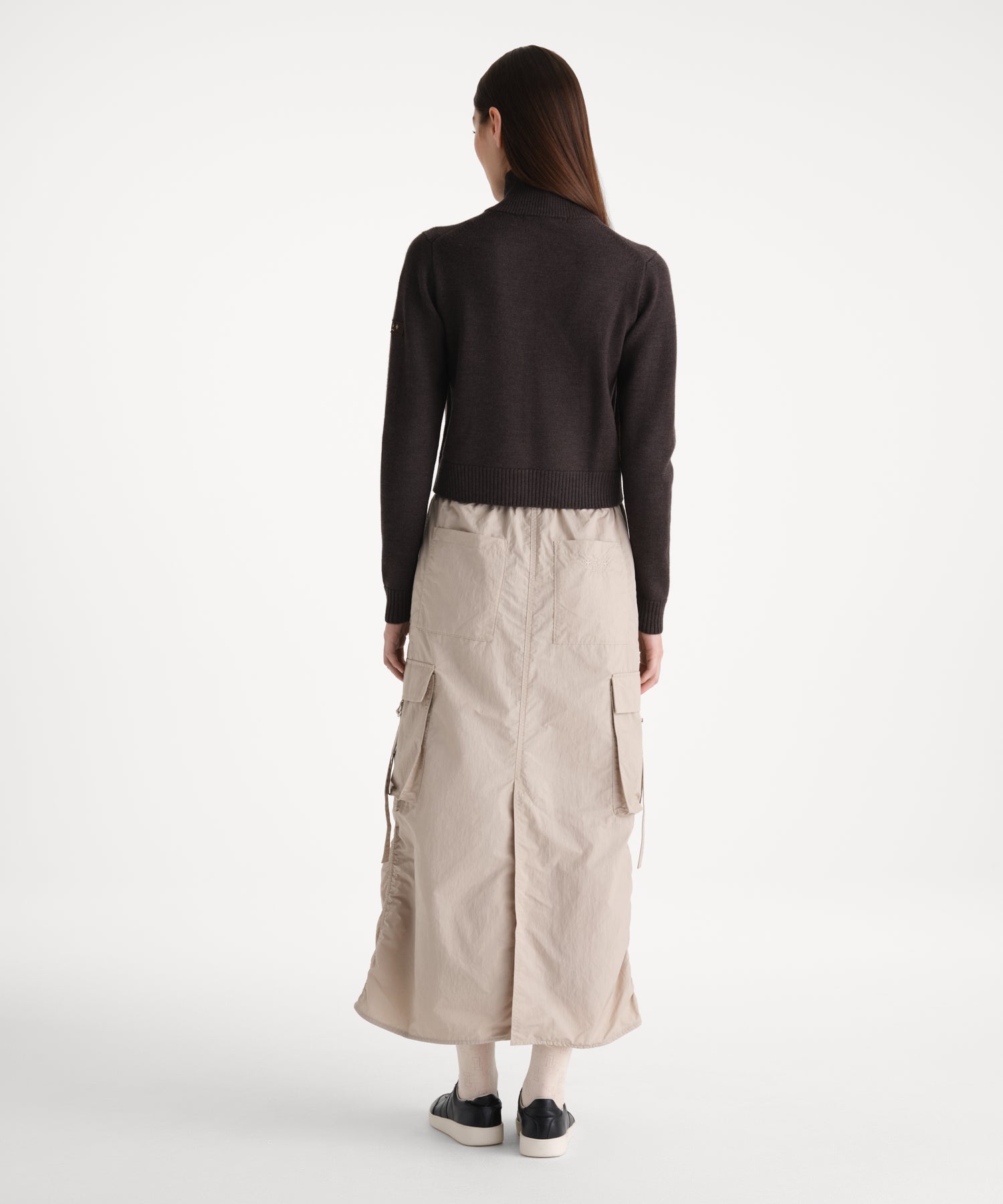 モデル身長176cm、着用サイズ2、着用カラーBROWN