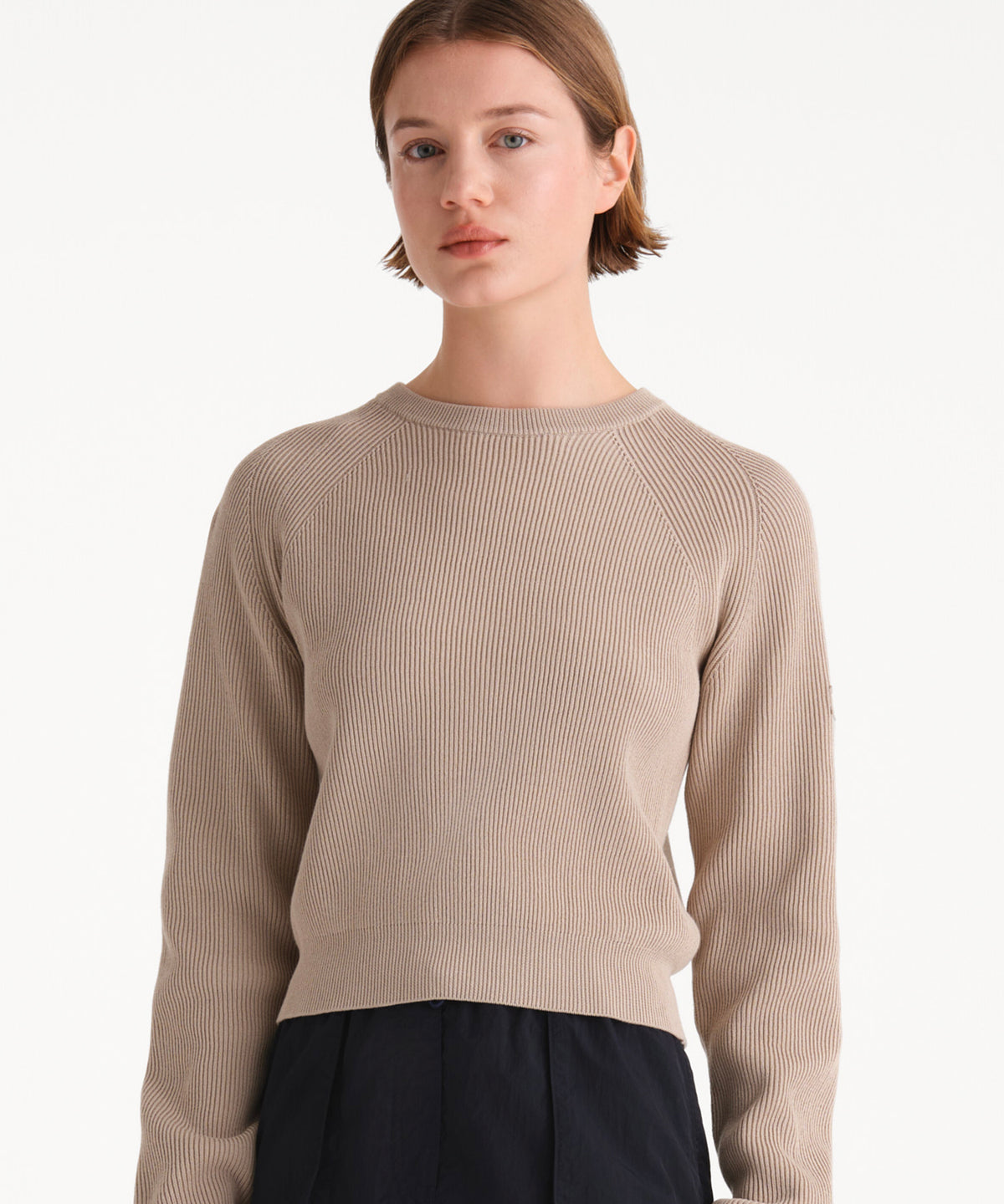 モデル身長175cm、着用サイズ2、着用カラーL.BEIGE