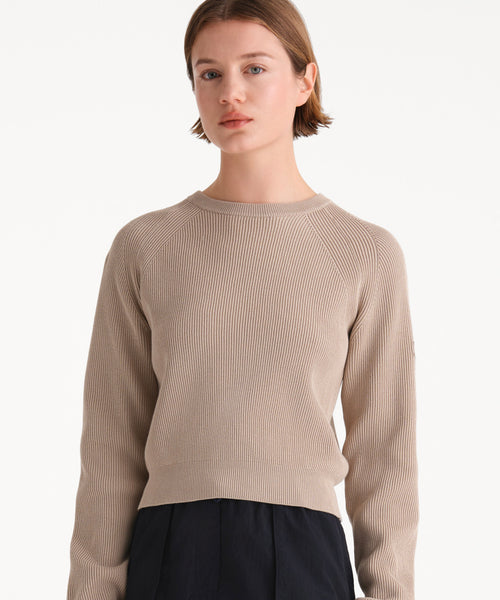 モデル身長175cm、着用サイズ2、着用カラーL.BEIGE
