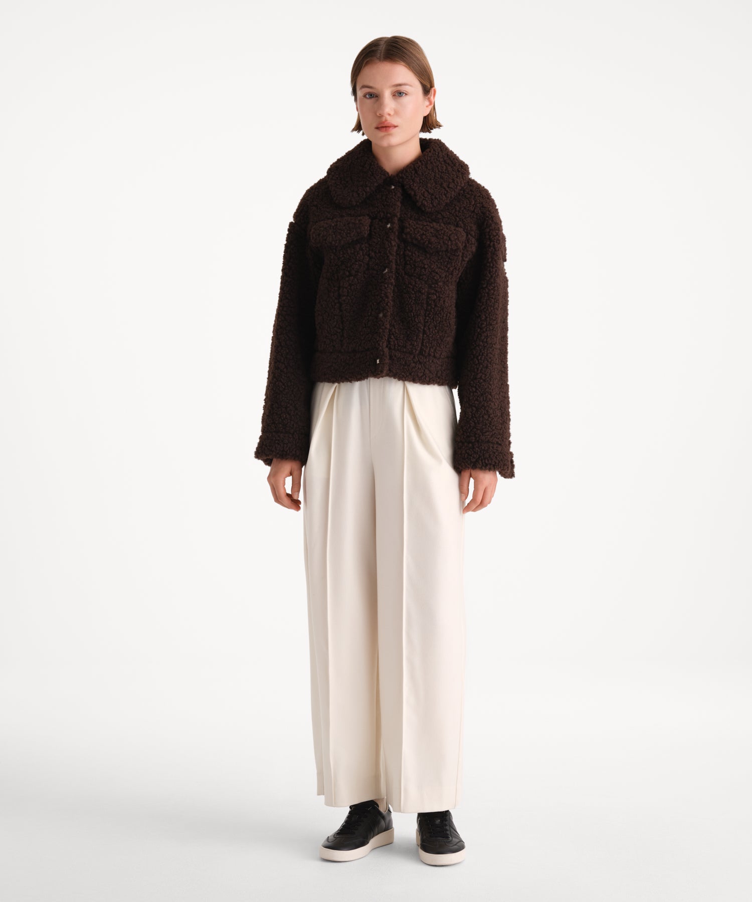 モデル身長175cm、着用サイズ2、着用カラーBROWN