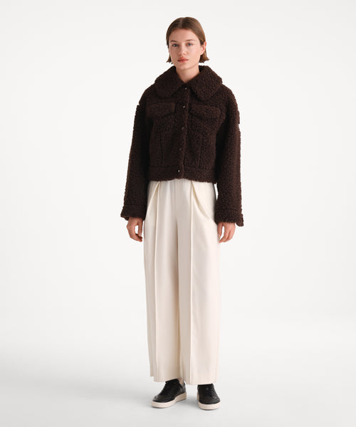 モデル身長175cm、着用サイズ2、着用カラーBROWN