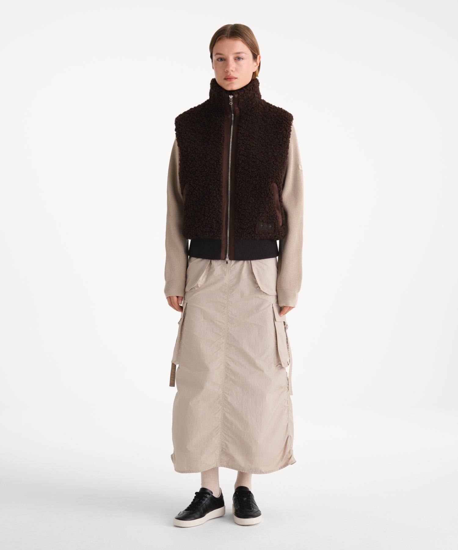 モデル身長175cm、着用サイズ2、着用カラーBROWN