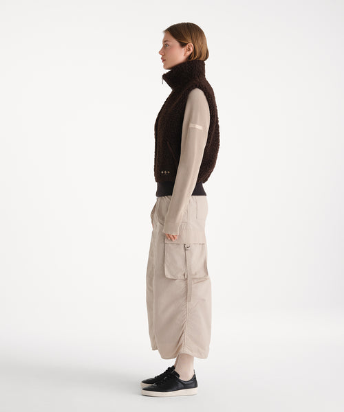 モデル身長175cm、着用サイズ2、着用カラーBROWN