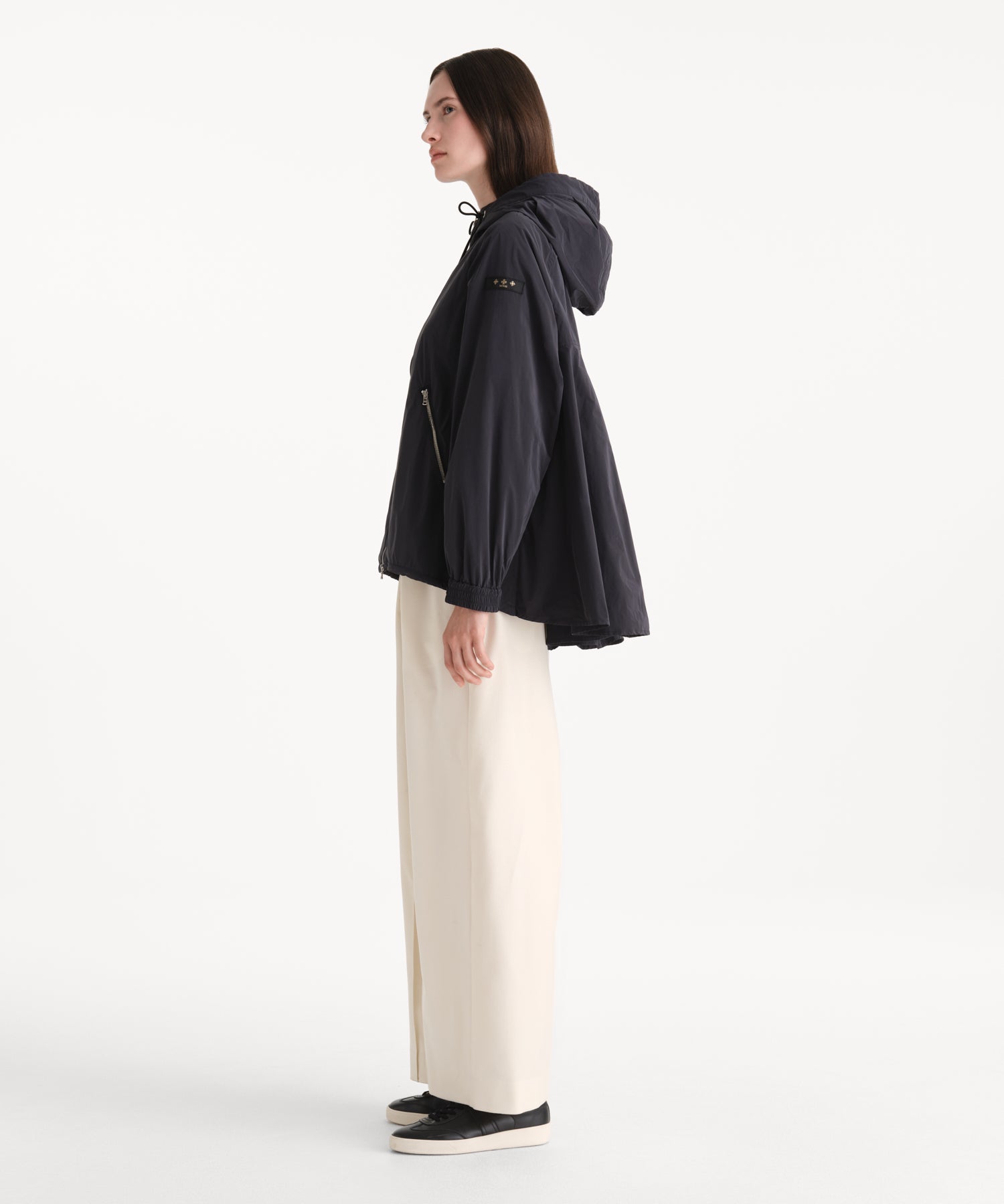 モデル身長176cm、着用サイズ2、着用カラーBLACK