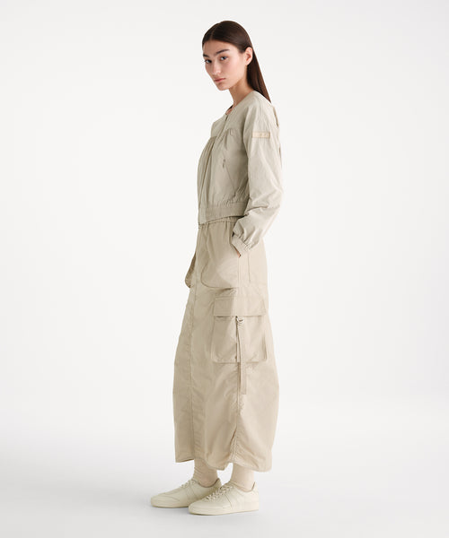 モデル身長176cm、着用サイズ2、着用カラーL.BEIGE