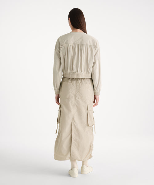 モデル身長176cm、着用サイズ2、着用カラーL.BEIGE
