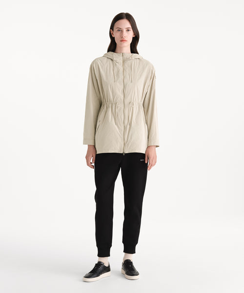 モデル身長176cm、着用サイズ2、着用カラーL.BEIGE