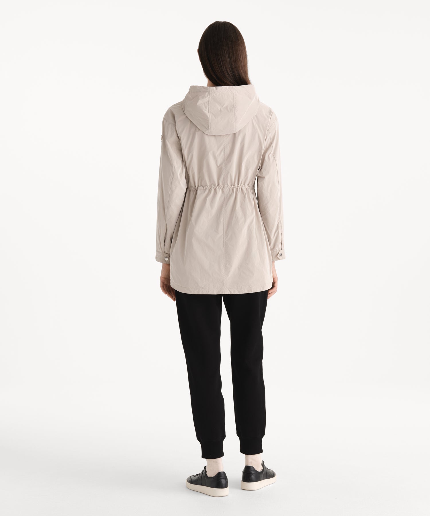 モデル身長176cm、着用サイズ2、着用カラーL.BEIGE