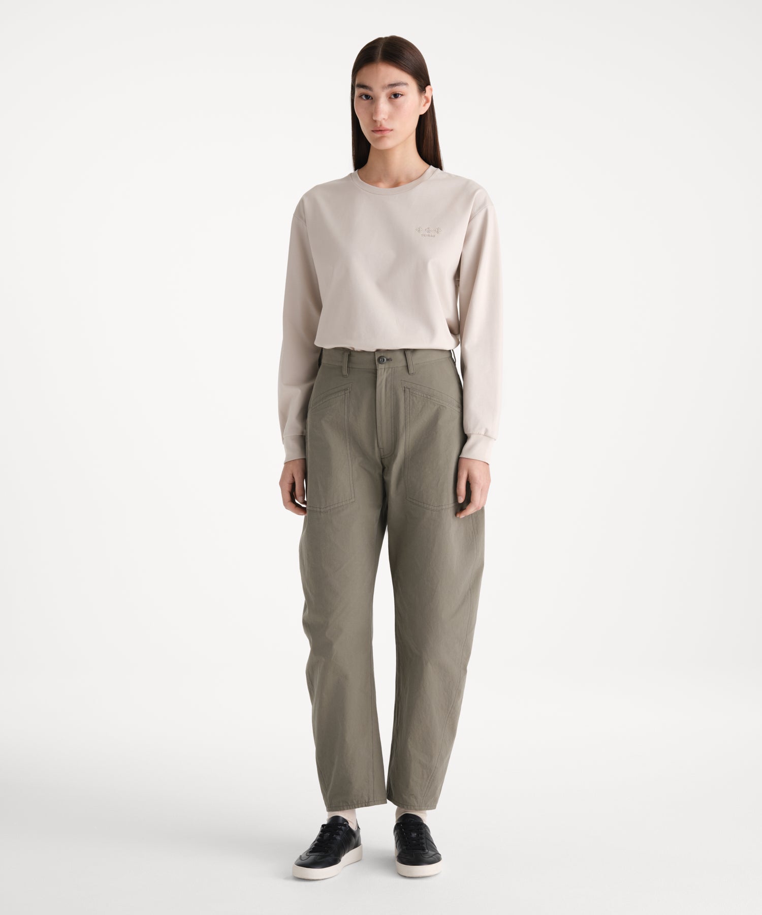 モデル身長176cm、着用サイズ2、着用カラーKHAKI