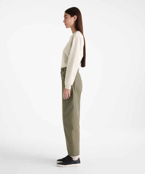 モデル身長176cm、着用サイズ2、着用カラーKHAKI