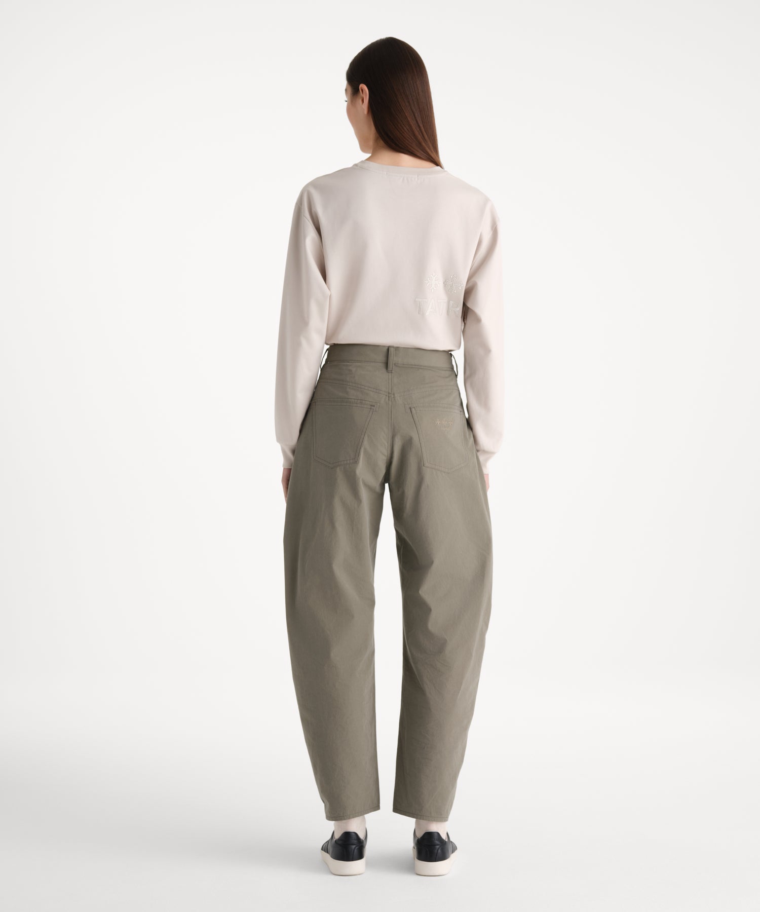モデル身長176cm、着用サイズ2、着用カラーKHAKI