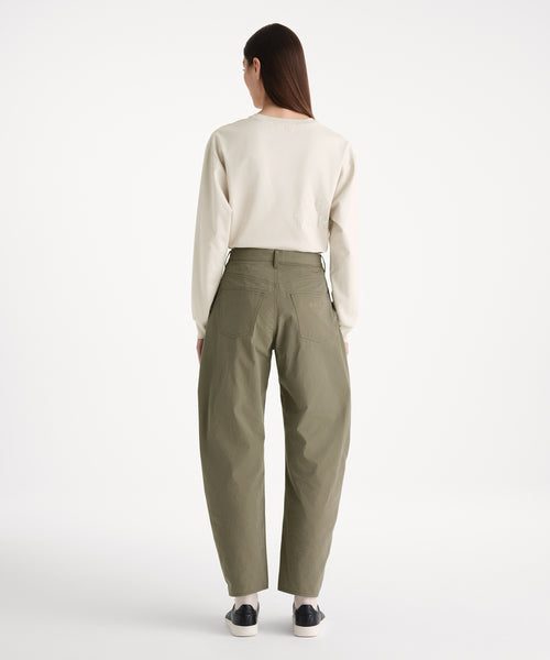 モデル身長176cm、着用サイズ2、着用カラーKHAKI