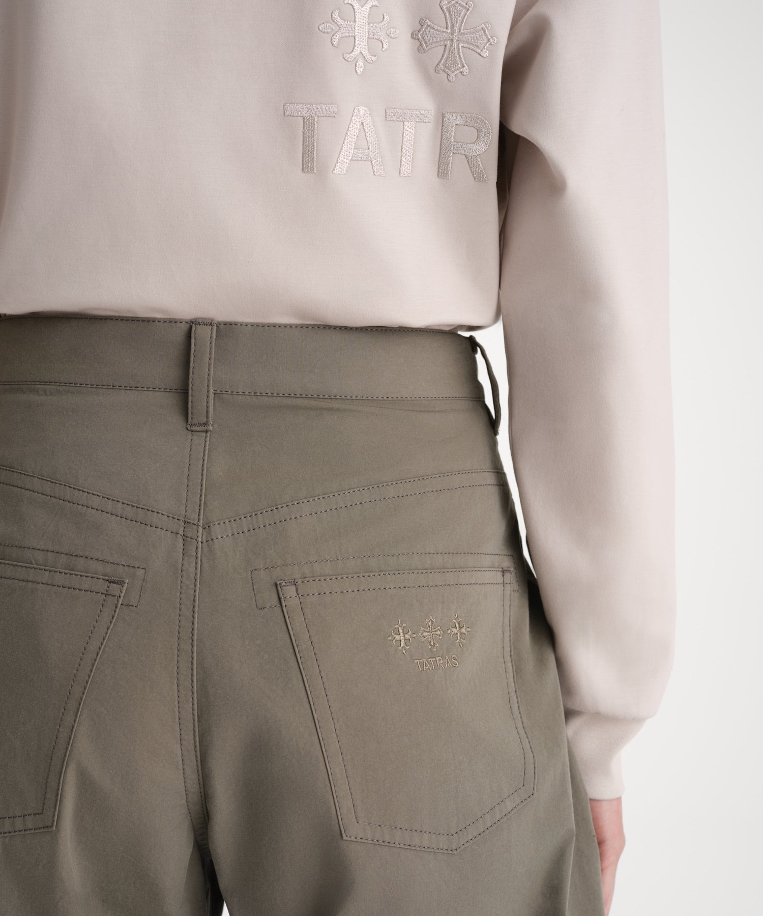 モデル身長176cm、着用サイズ2、着用カラーKHAKI