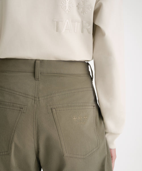 モデル身長176cm、着用サイズ2、着用カラーKHAKI