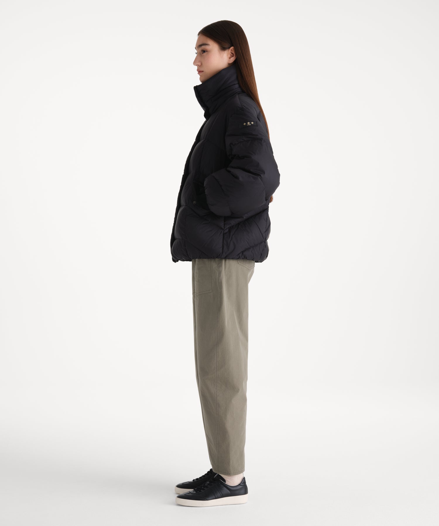 モデル身長176cm、着用サイズ2、着用カラーBLACK