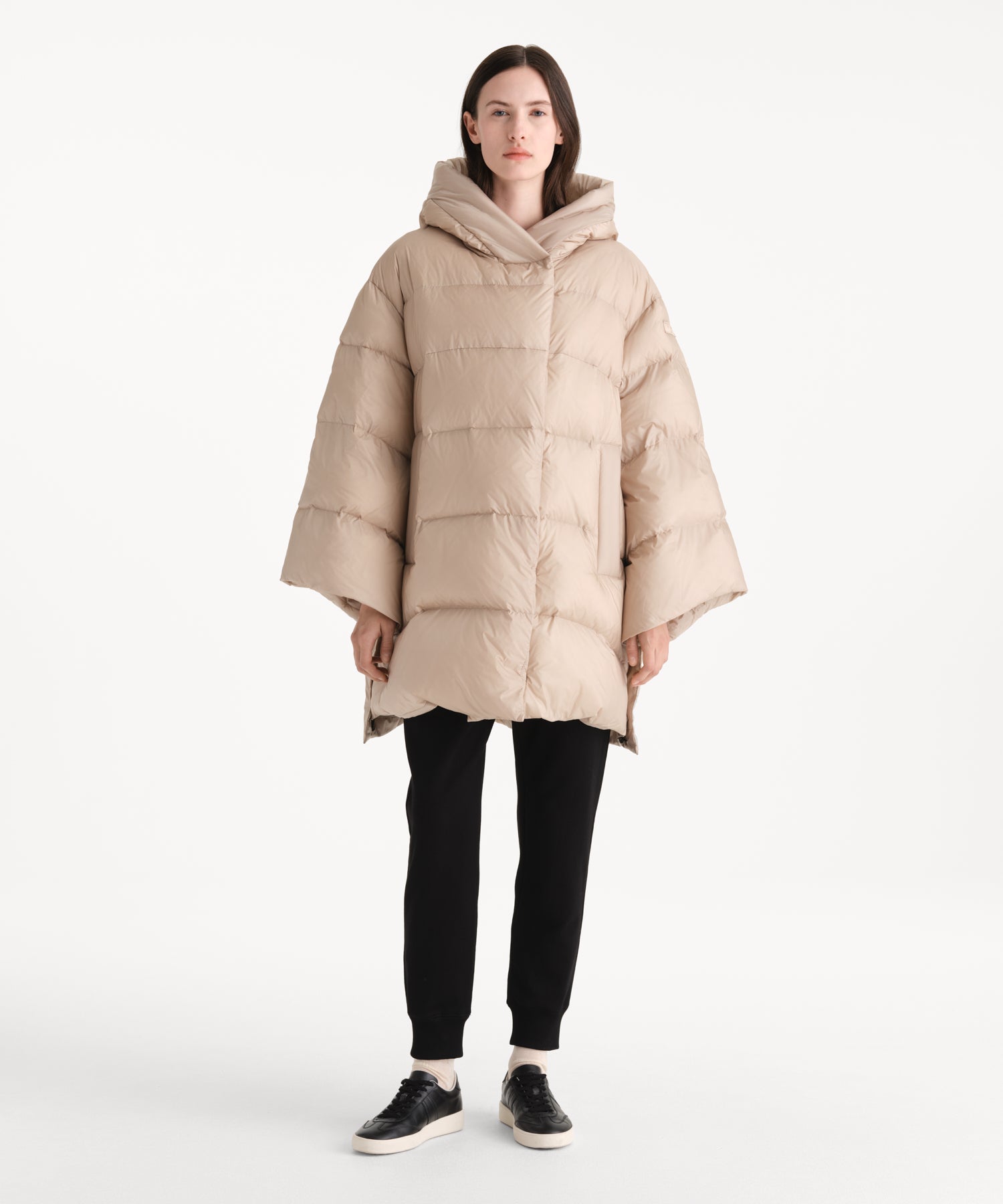 モデル身長176cm、着用サイズ2、着用カラーL.BEIGE