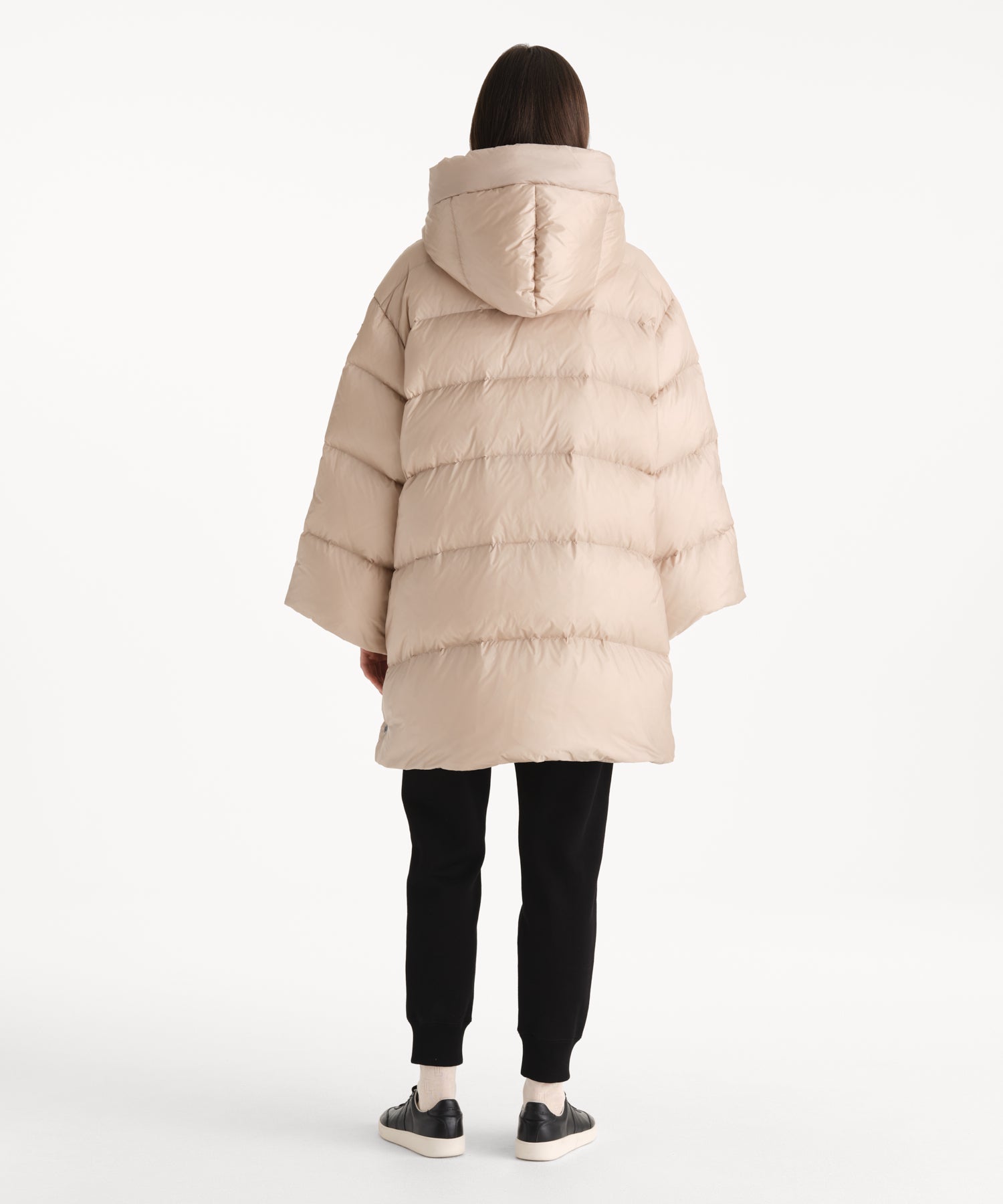 モデル身長176cm、着用サイズ2、着用カラーL.BEIGE
